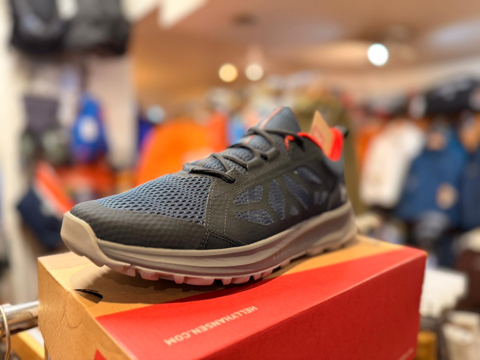 Chaussure bleue de randonnée, vue avant trois-quarts